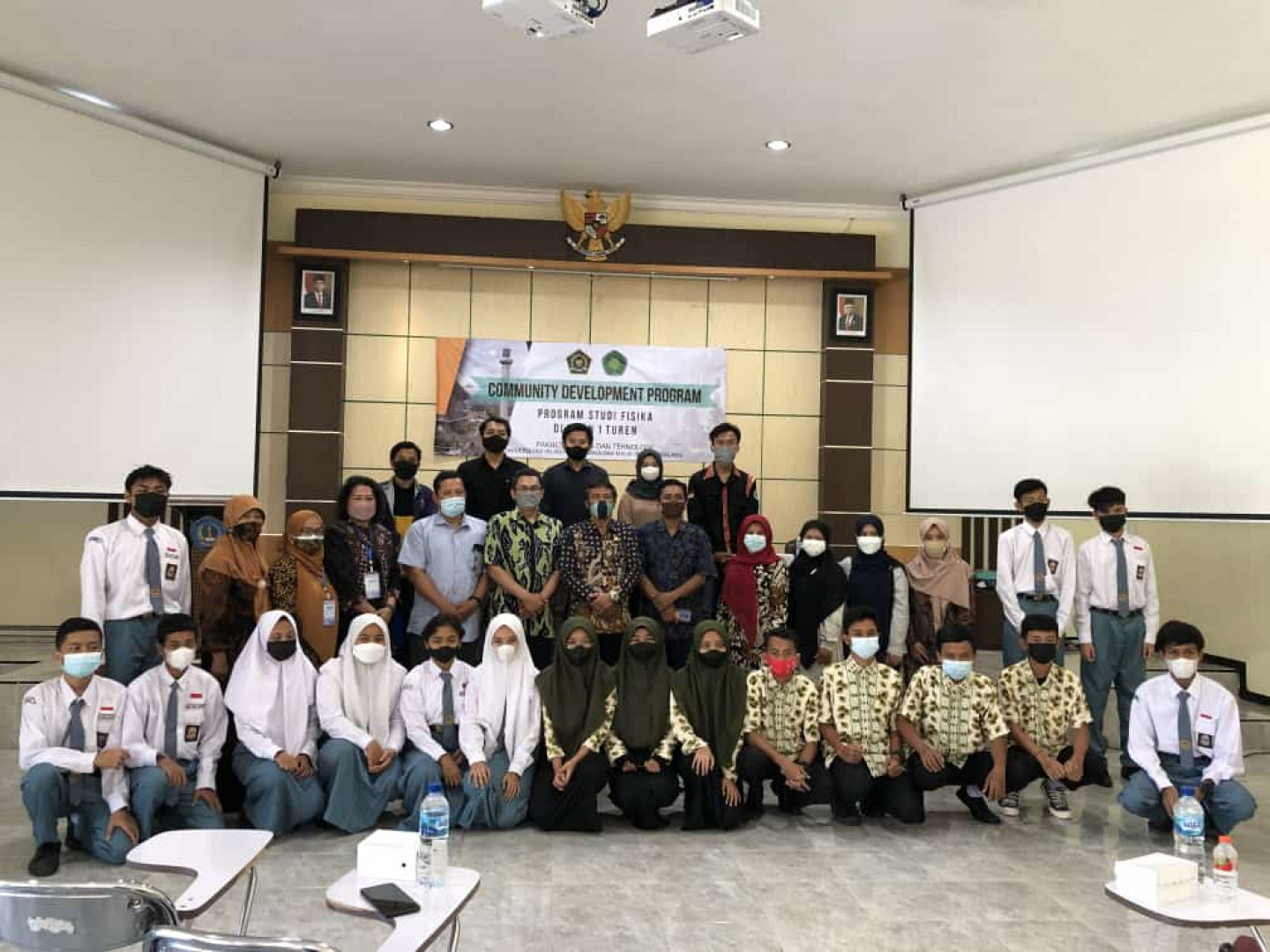 Kegiatan Pengabdian Masyarakat Program Studi Fisika Universitas Islam Negeri (UIN) Malang di SMK Negeri 1 Turen
