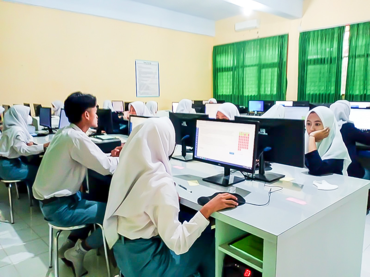 Pelaksanaan Ujian Satuan Pendidikan Berbasis Komputer (USPBK) Peserta Didik Kelas XII SMK Negeri 1 Turen Tahun Pelajaran 2021/2022