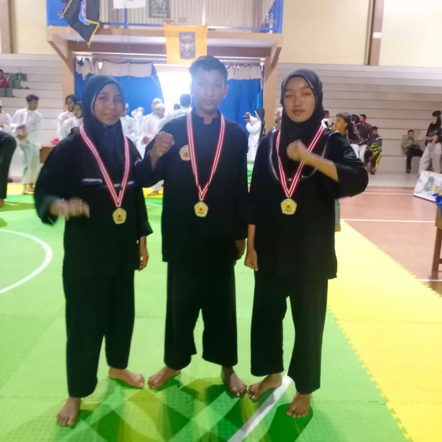 Tim atlet pencak silat SMK Negeri 1 Turen berhasil mengharumkan nama sekolah dengan meraih 3 juara