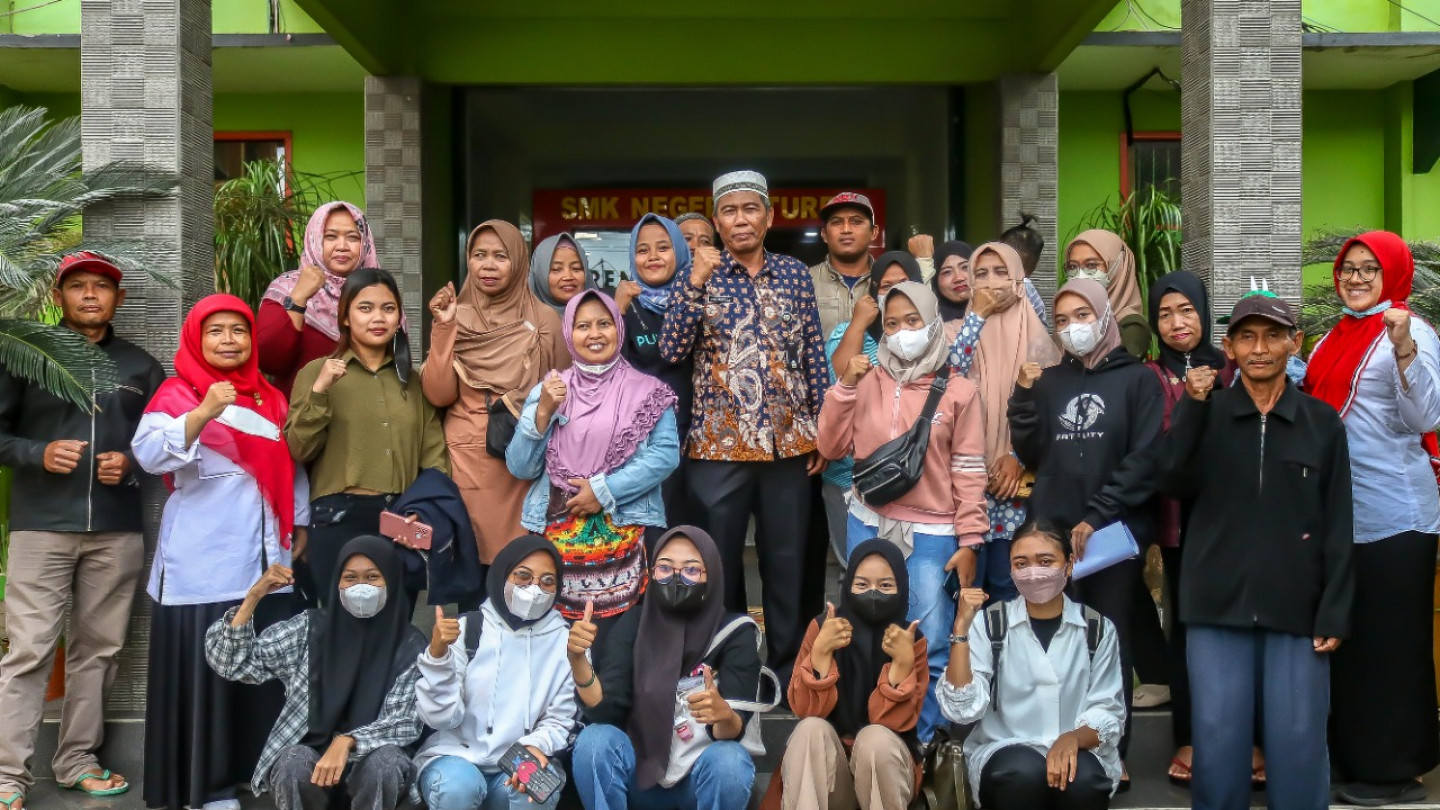 Bursa Kerja Khusus (BKK) SMK Negeri 1 Turen kembali mengirimkan alumni TurenOne untuk bekerja di PT. Ungaran Sari Garment Semarang.