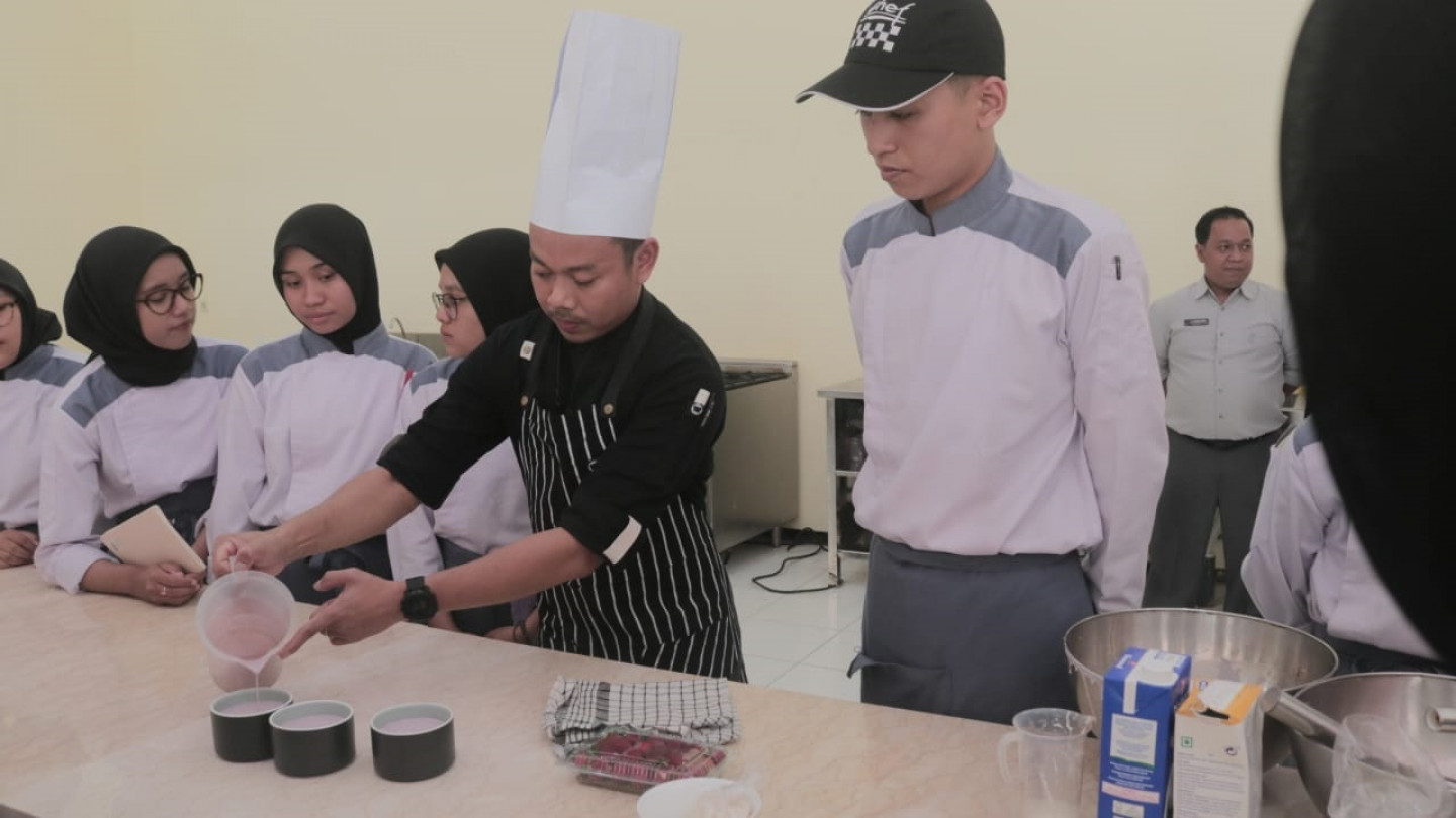 SMK Negeri 1 Turen mengundang Guru Tamu dari Rayz Hotel UMM Malang untuk memberikan Materi cooking