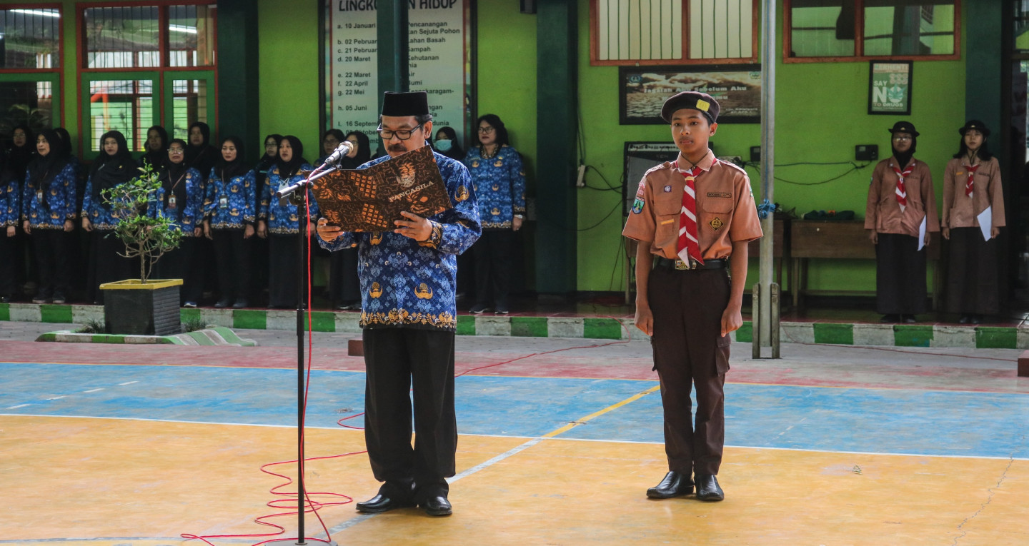 SMK Negeri 1 Turen menggelar upacara peringatan Hari Pahlawan Nasional 2023