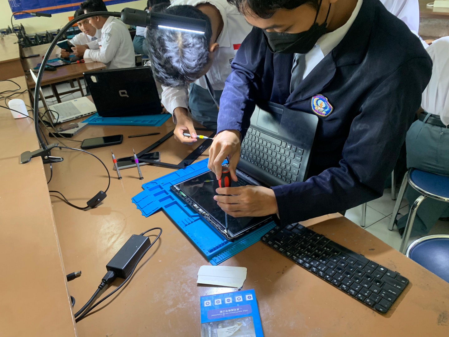TKJ SMKN 1 Turen Gelar Pelatihan Maintenance and Repair Laptop dengan teknologi terkini Intel Core Generasi 12
