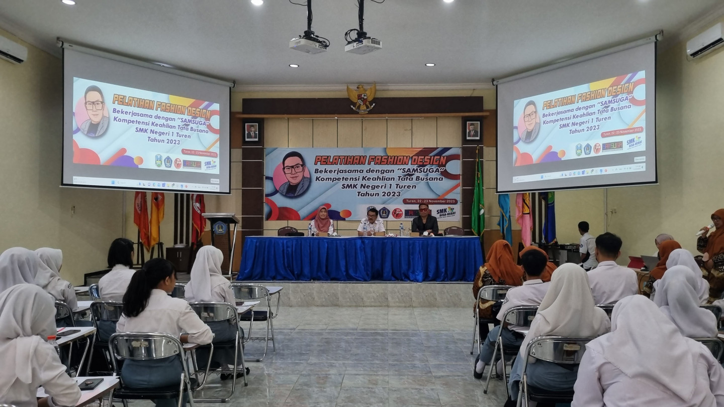 SMK Negeri 1 Turen Sukses Menyelenggarakan Sesi Pembelajaran Bersama Dr. C. Agus Sunandar (Desainer Top Internasional dan Dosen Tata Busana UM)