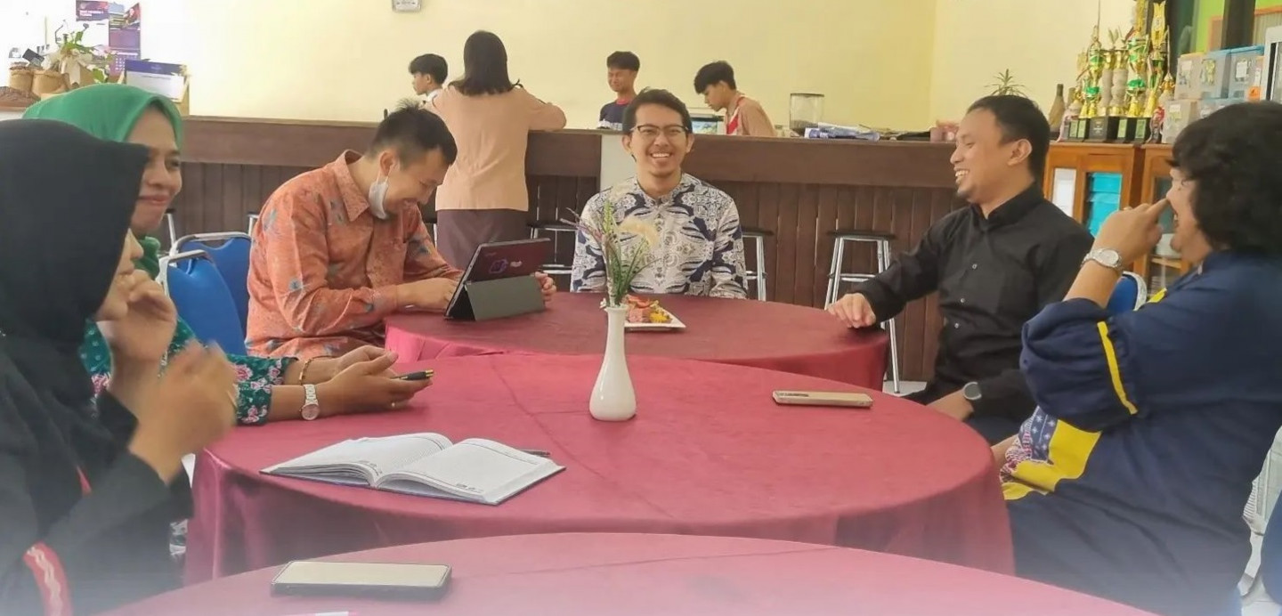 Tim BDP SMK Negeri 1 Turen menyambut tamu Studi Tiru dari SMK Telkom Sandhy Putra Malang