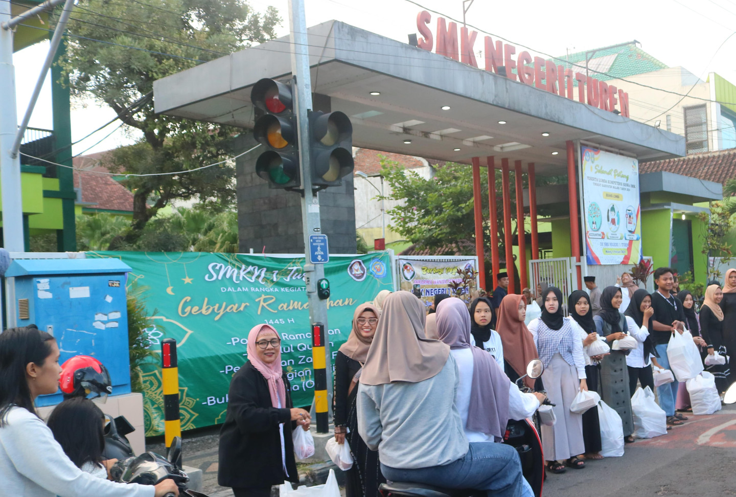 Berbagi Takjil oleh Dharma Wanita dan Kesiswaan SMK Negeri 1 Turen  Tahun 2024