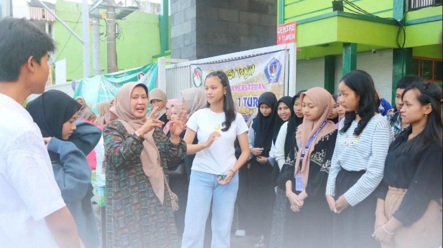 Bagi-bagi Takjil di Jalan Raya Depan SMK Negeri 1 Turen, Inisiatif Bersama REMAS Ulul Albab, OSIS, dan MPK