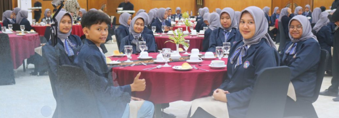 Table Manner Jadi Fokus Utama dalam Kegiatan Konsentrasi Keahlian Manajemen Perkantoran & Layanan Bisnis di Hotel Agro Kusuma Kota Batu