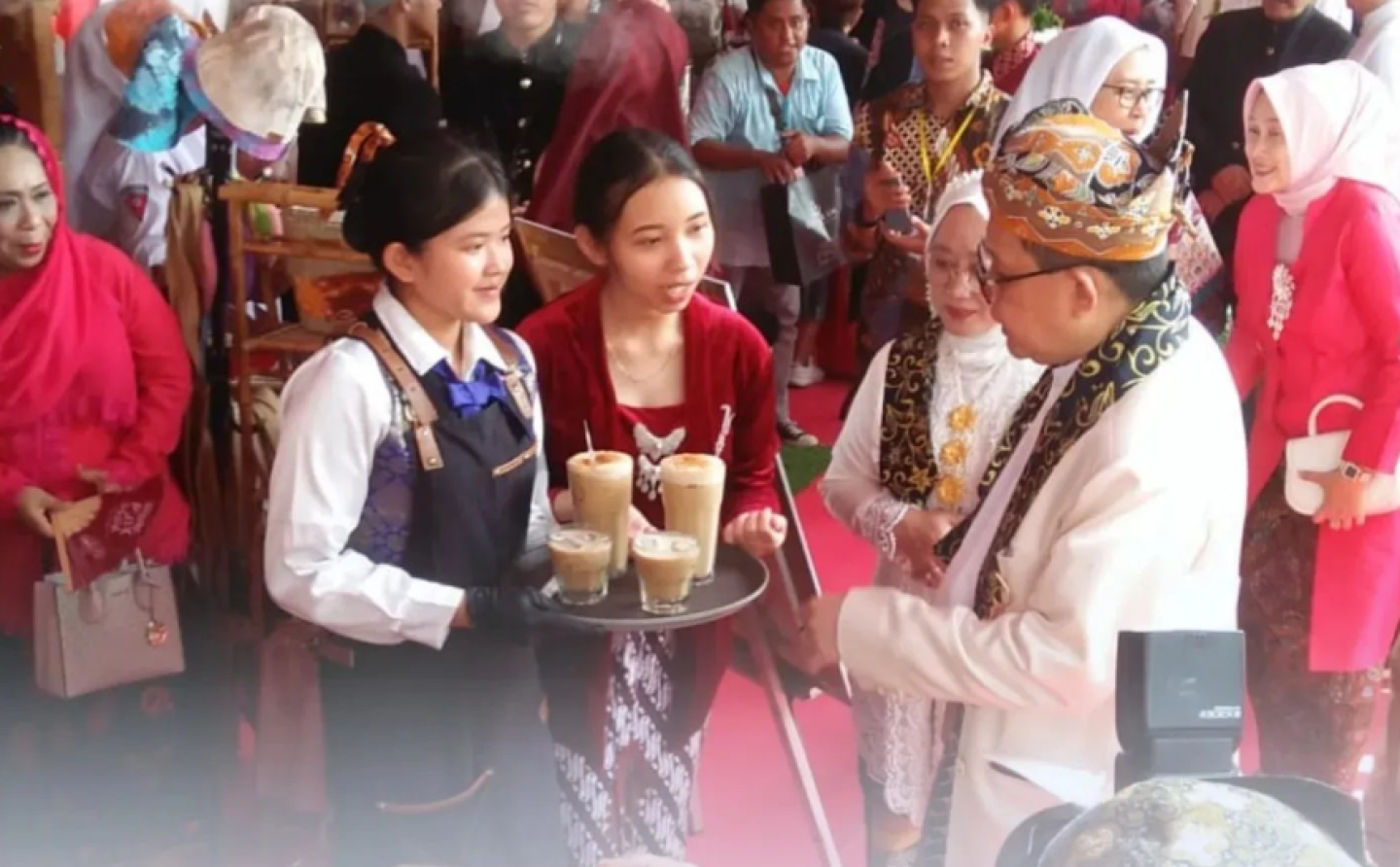 Pj. Gubernur Jatim, Bapak Adhi Karyono Kunjungi Stan dan Menikmati Kuliner Khas SMK Negeri 1 Turen dalam Rangkaian Acara Upacara Hari Pendidikan Nasional