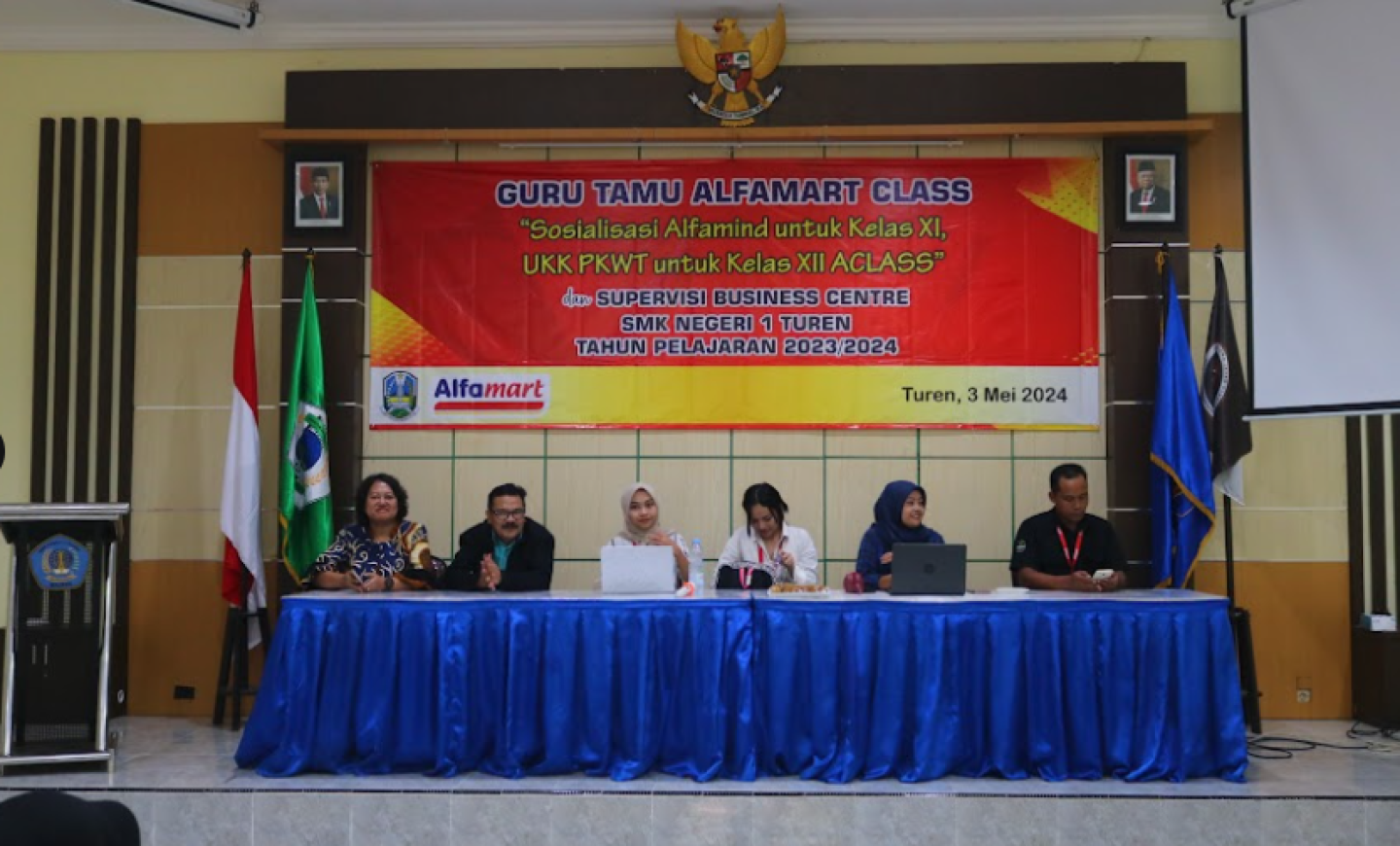 Peningkatan Kualitas Pembelajaran: Guru Tamu Alfamart Class Kunjungi UKK PKWT Kelas XII dan Supervisi Bussiness Center