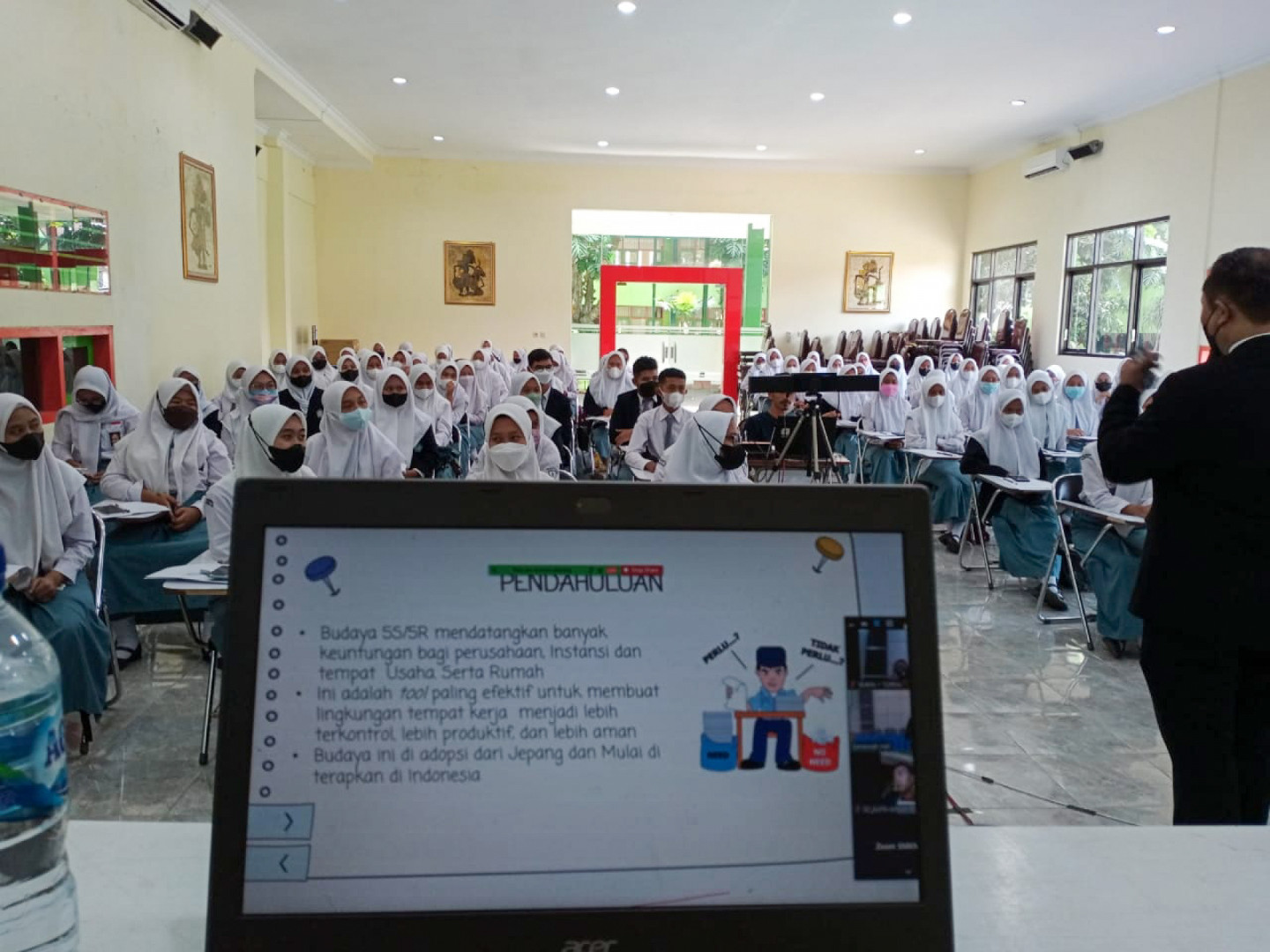 Pelatihan Budaya Kerja Bertempat di Gedung Saraswati SMK  Negeri 1 Turen