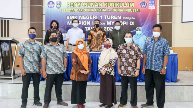 Kegiatan Penyusunan Kurikulum Berstandar Dunia Usaha dan Dunia Kerja SMK Negeri 1 Turen dengan MASPION IT dan MY KOPI’O Tahun 2021