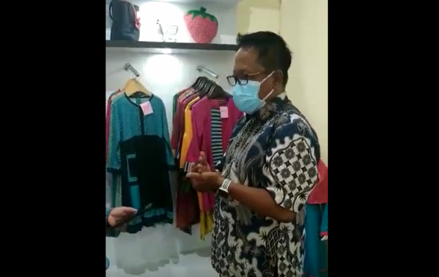 Kunjungan Bapak Ir. Okky Tri Hutomo,M.IT selaku Direktur Maspion IT ke Showroom TEFA (Teaching Factory) Tata Busana SMK Negeri 1 Turen