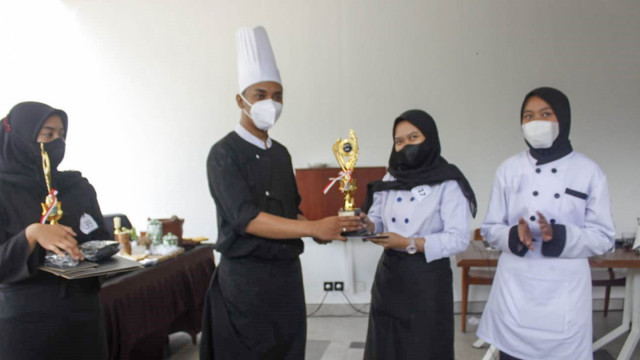 Amelia Yuliana Setiawati - Juara 2 Lomba "Nasi Goreng Competition" Tingkat SMK se-Malang Raya