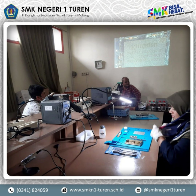 Kegiatan Guru Tamu Kelas Industri Telepon Seluler Kompetensi Keahlian TKJ (Teknik Komputer dan Jaringan) SMK Negeri 1 Turen