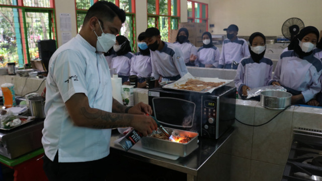 Pelaksanaan PJBL Bersama Guru Tamu Industri Pada Kompetensi Keahlian Tata Boga