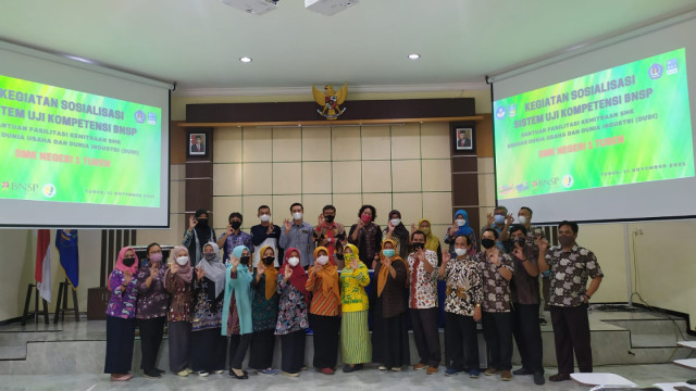 Penguatan sertifikasi dengan sosialisi uji kompetensi berdasar lembaga sertifikasi Bersama dengan perwakilan DUDI