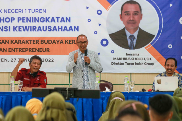 Workshop Peningkatan Kompetensi Kewirausahaan "Pengembangan Karakter Budaya Kerja dan Entrepreneur" Oleh Bapak Machrus Sholeh, SH.