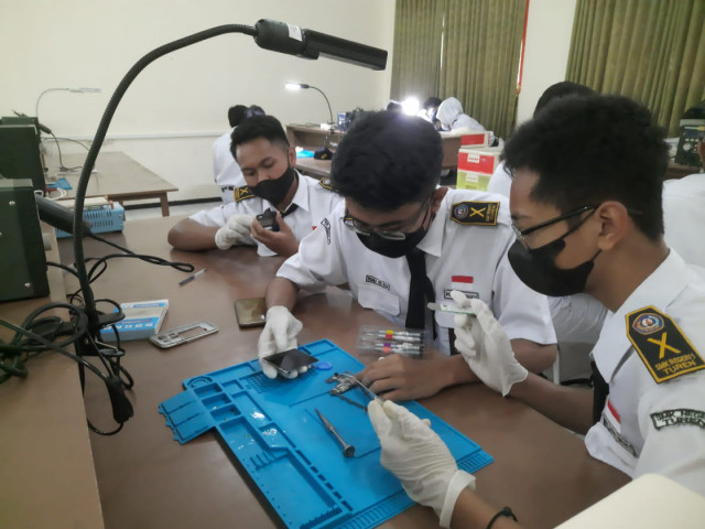 Guru Tamu Kelas Industri Service Handphone Bekerjasama dengan Aphtech dan Maspion IT Maret 2022