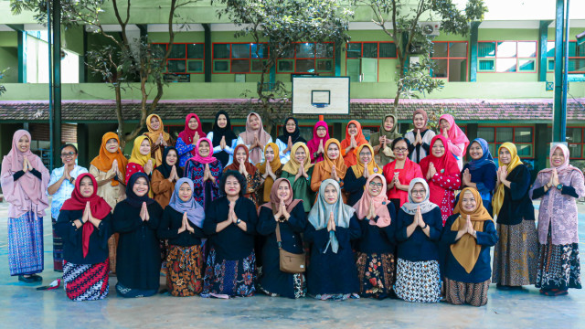 Cantik dan anggunnya Ibu guru dan karyawan SMK Negeri 1 Turen mengenakan baju bernuansa Tradisional Kebaya dalam memeriahkan Hari Kartini