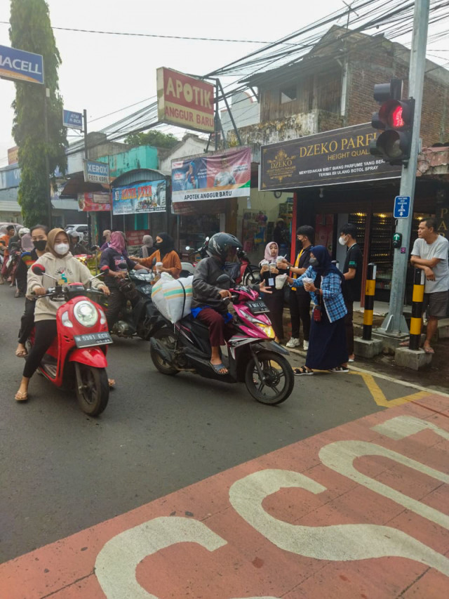Pembagian Ta'jil, Makanan, dan Minuman Oleh SMK Negeri 1 Turen Sejumlah 450 Pax