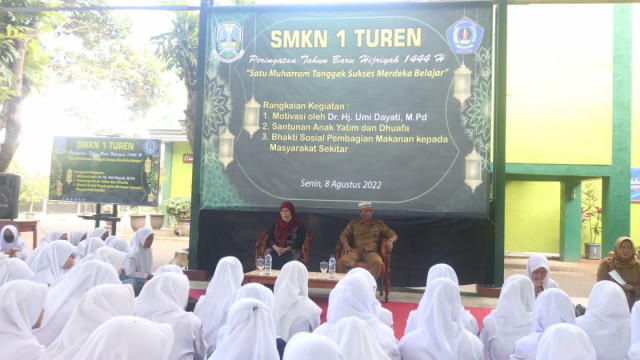 Pemberian Motivasi Oleh Ibu Umi Dayati Kepada Siswa Siswi SMK Negeri 1 Turen