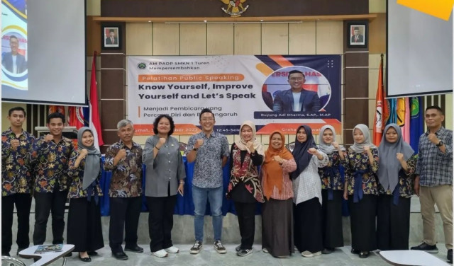 Pelatihan Public Speaking Untuk Kompetensi Keahlian OTKP dengan Tema "Know Your Self, Improve Your Self, and Let's Speak"