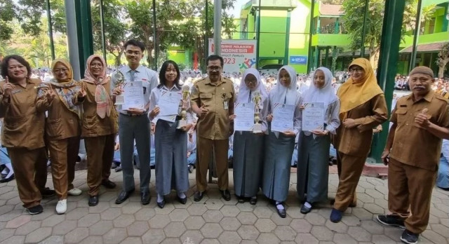SMK Negeri 1 Turen merayakan keberhasilan dalam Lomba "MGMP English Competition" dengan penuh semangat