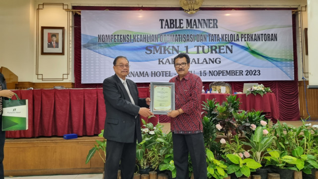 Table Manner Otomatisasi dan Tata Kelola Perkantoran di Hotel Purnama