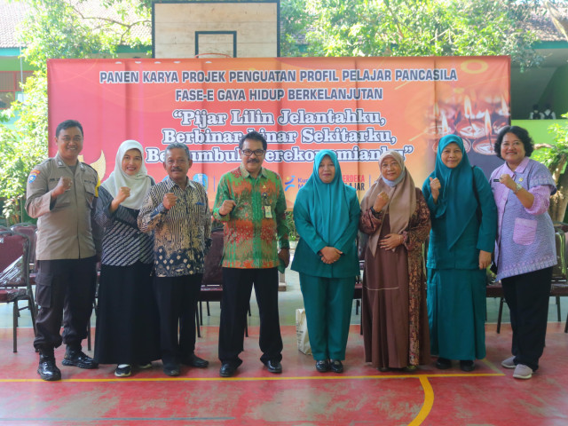SMK Negeri 1 Turen menggelar acara Panen Karya Projek Penguatan Profil Pelajar Pancasila, dengan tema Gaya Hidup Berkelanjutan "Pijar Lilin Jelantahku, Berbinar-binar Sekitarku, Bertumbuh Perekonomianku"