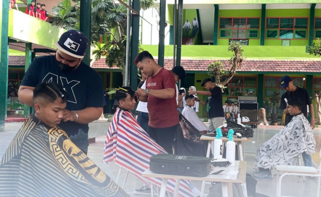 SMKN 1 Turen Sediakan Pangkas Rambut Gratis Bekerjasama dengan Turen Barbershop