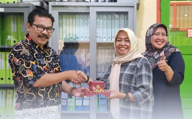 Perpisahan Emosional: Ibu Wiwik Sri Lestari, Guru BK SMK Negeri 1 Turen, Resmi Pensiun Setelah 33 Tahun Pengabdian