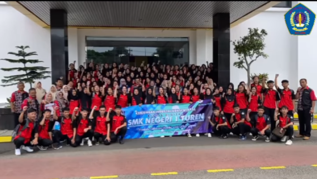 SMK Negeri 1 Turen Membuka Peluang Karier Bisnis Digital Melalui Kunjungan Industri ke PT. Sumber Alfaria Trijaya Tbk. DC. Malang