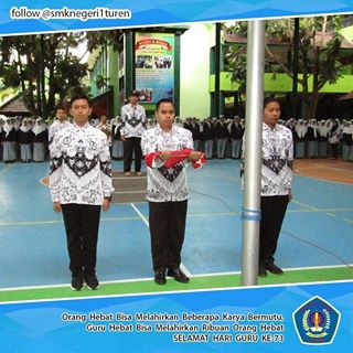 Para Guru Menjadi Petugas Upacara Saat Perayaan Hari Guru