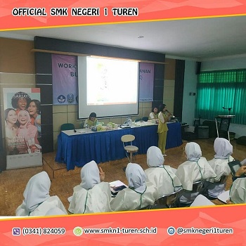 Peserta didik Bisnis Daring dan Pemasaran Mengikuti <i>Beauty Class</i>