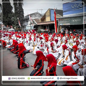 Spektakuler!!!... 1840 Siswa SMK Negeri 1 Turen Turun ke Jalan Meriahkan HUT RI ke 74
