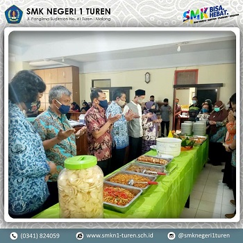 Keluarga Besar SMK Negeri 1 Turen Mengadakan Syukuran Tumpengan dalam Rangka Memeriahkan HUT Jawa Timur ke-75.