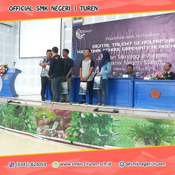 Peserta didik jurusan TKJ mendapatkan penghargaan sebagai peserta terinspiratif dalam Program Vocational School Graduate Academy (VSGA)