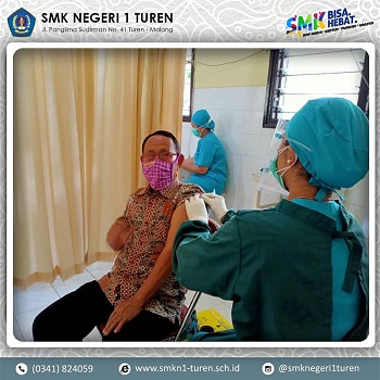 Guru dan Karyawan SMKN 1 Turen Melakukan Vaksinasi Tahap 1